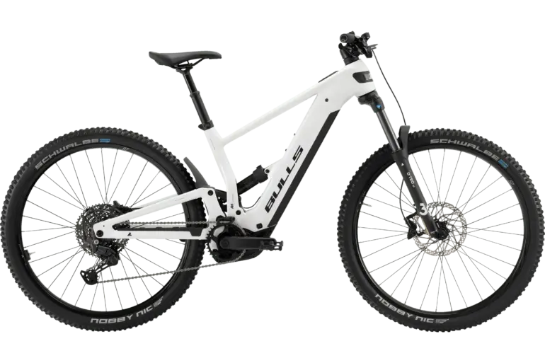 Weißes Bulls Copperhead Evo AM 1 E-Mountainbike mit schwarzen Akzenten, vollgefedert, gezeigt von der Seite.