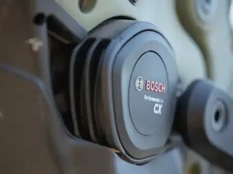 Nahaufnahme des runden Gehäuses des Bosch Performance Line CX Motors mit dem Bosch-Logo und der Beschriftung