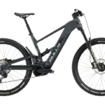 Seitenansicht des Bulls Copperhead EVO AM 3 2026 E-Mountainbikes in Grau mit Fokus auf den Monocoque-Rahmen, den Bosch Motor und die RockShox Federgabel.