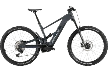 Seitenansicht des Bulls Copperhead EVO AM 3 2026 E-Mountainbikes in Grau mit Fokus auf den Monocoque-Rahmen, den Bosch Motor und die RockShox Federgabel.