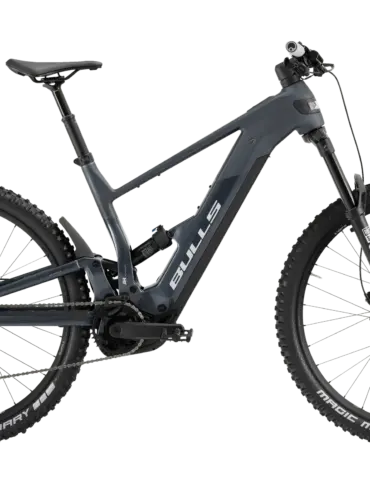 Seitenansicht des Bulls Copperhead EVO AM 3 2026 E-Mountainbikes in Grau mit Fokus auf den Monocoque-Rahmen, den Bosch Motor und die RockShox Federgabel.