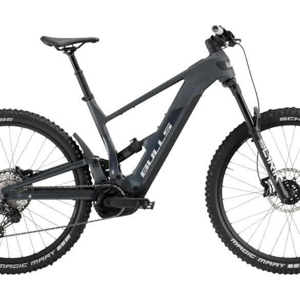Seitenansicht des Bulls Copperhead EVO AM 3 2026 E-Mountainbikes in Grau mit Fokus auf den Monocoque-Rahmen, den Bosch Motor und die RockShox Federgabel.