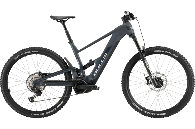 Seitenansicht des Bulls Copperhead EVO AM 3 2026 E-Mountainbikes in Grau mit Fokus auf den Monocoque-Rahmen, den Bosch Motor und die RockShox Federgabel.