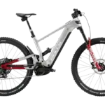 Seitenansicht des silbernen BULLS Copperhead EVO AM 4 2026 E-Mountainbikes mit roten Akzenten an der Federgabel und am Hinterbau.