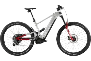 Seitenansicht des silbernen BULLS Copperhead EVO AM 4 2026 E-Mountainbikes mit roten Akzenten an der Federgabel und am Hinterbau.