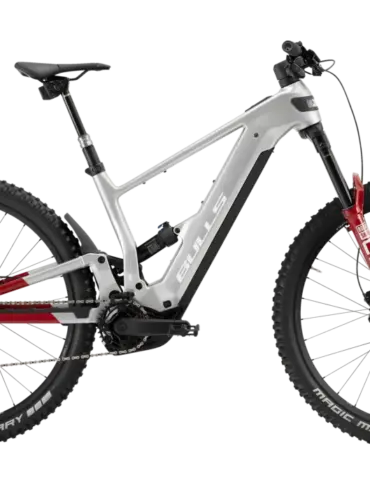Seitenansicht des silbernen BULLS Copperhead EVO AM 4 2026 E-Mountainbikes mit roten Akzenten an der Federgabel und am Hinterbau.