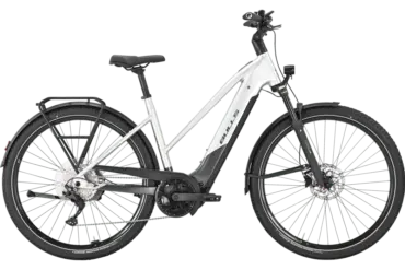 Seitenansicht eines silbernen Bulls Cross Lite EVO 1 Trapez E-Bikes mit Vollfederung, Gepäckträger und breiten Reifen.