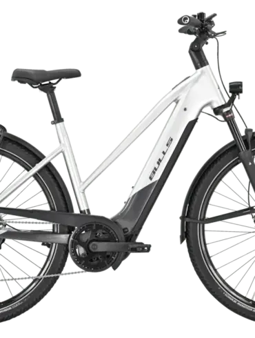 Seitenansicht eines silbernen Bulls Cross Lite EVO 1 Trapez E-Bikes mit Vollfederung, Gepäckträger und breiten Reifen.