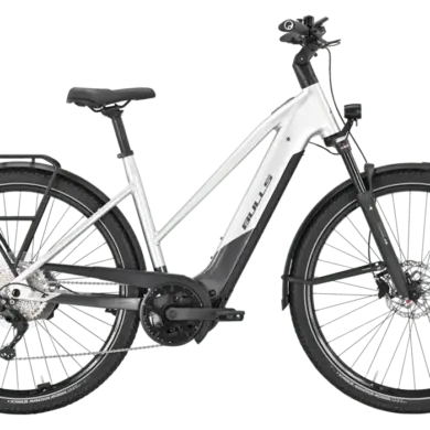 Seitenansicht eines silbernen Bulls Cross Lite EVO 1 Trapez E-Bikes mit Vollfederung, Gepäckträger und breiten Reifen.