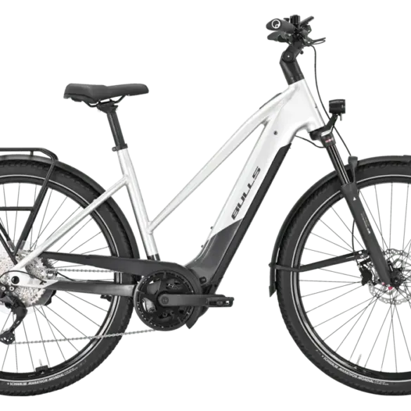Seitenansicht eines silbernen Bulls Cross Lite EVO 1 Trapez E-Bikes mit Vollfederung, Gepäckträger und breiten Reifen.