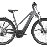Graues BULLS Cross Lite EVO 2 ABS E-Crossbike mit Gepäckträger und Federgabel, Ganzansicht auf schwarzem Hintergrund