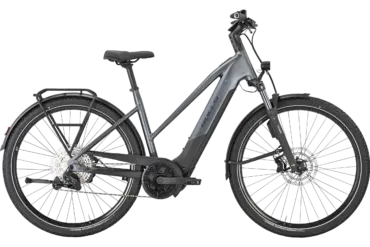 Graues BULLS Cross Lite EVO 2 ABS E-Crossbike mit Gepäckträger und Federgabel, Ganzansicht auf schwarzem Hintergrund