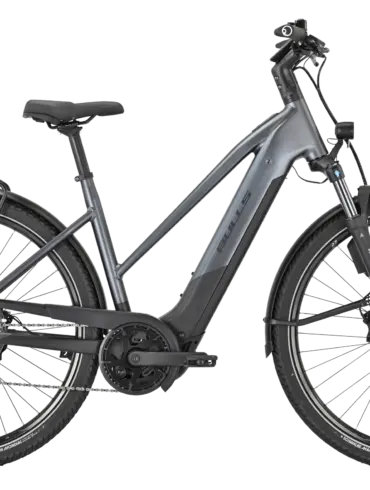 Graues BULLS Cross Lite EVO 2 ABS E-Crossbike mit Gepäckträger und Federgabel, Ganzansicht auf schwarzem Hintergrund