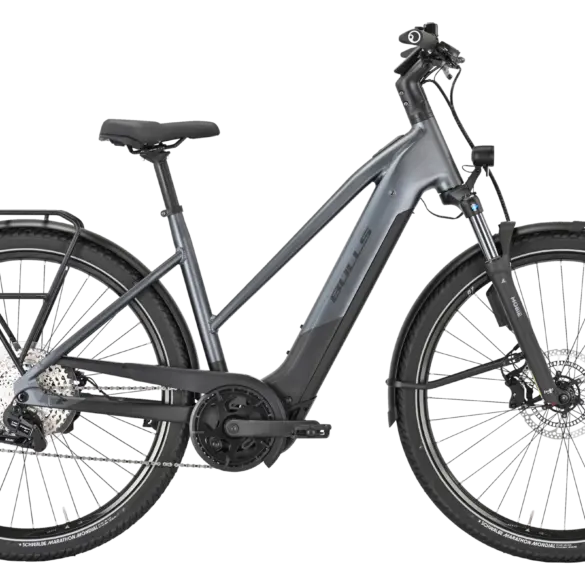 Graues BULLS Cross Lite EVO 2 ABS E-Crossbike mit Gepäckträger und Federgabel, Ganzansicht auf schwarzem Hintergrund