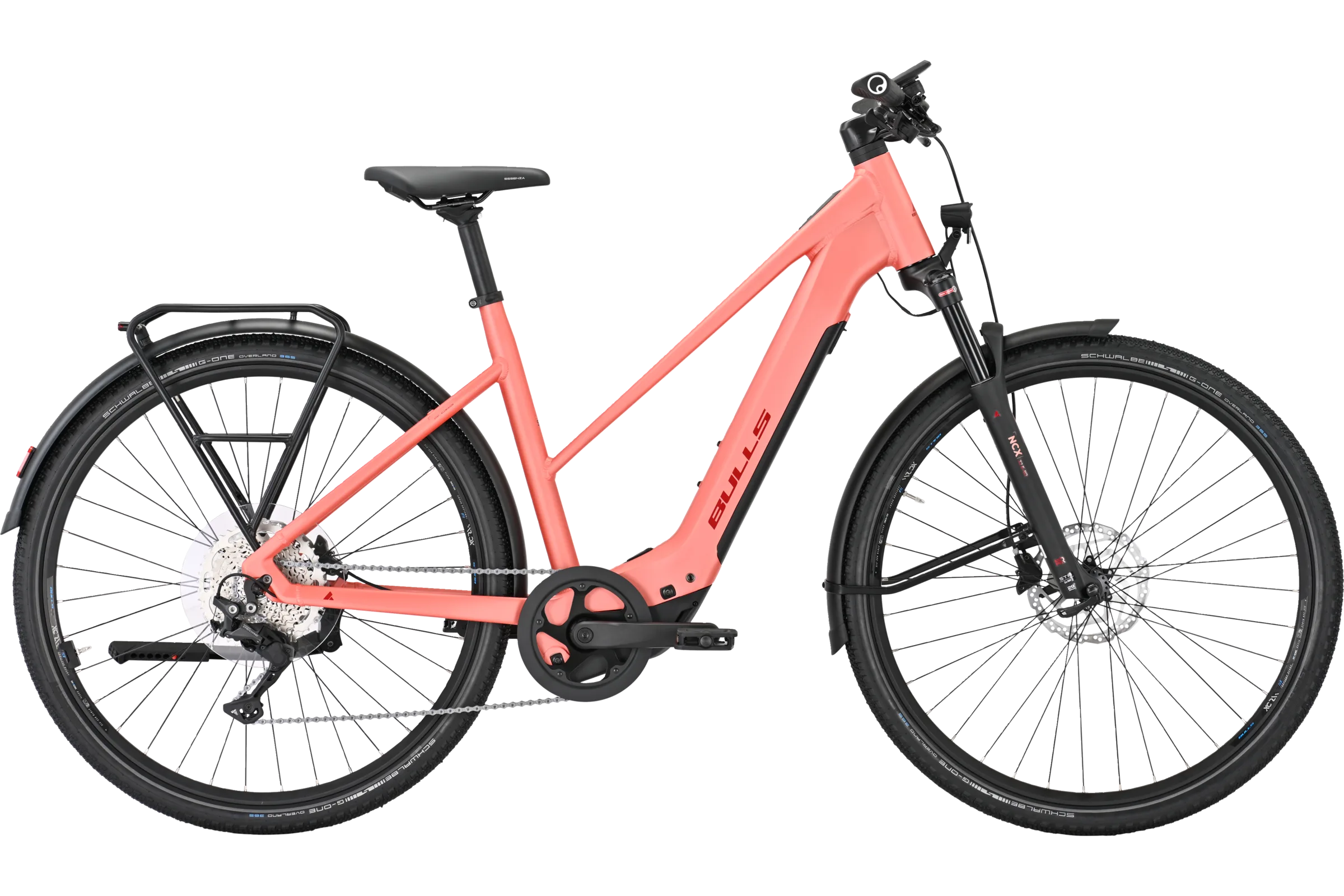 Seitenansicht eines korallenroten BULLS Cross Lite EVO SX 1 Trekking E-Bikes mit schwarzem Gepäckträger und Federation-Gabel.