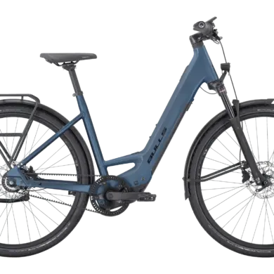 Blaues BULLS CROSS LITE EVO SX Belt 2025 E-Crossbike in Wave-Form mit Gepäckträger und Schutzblechen