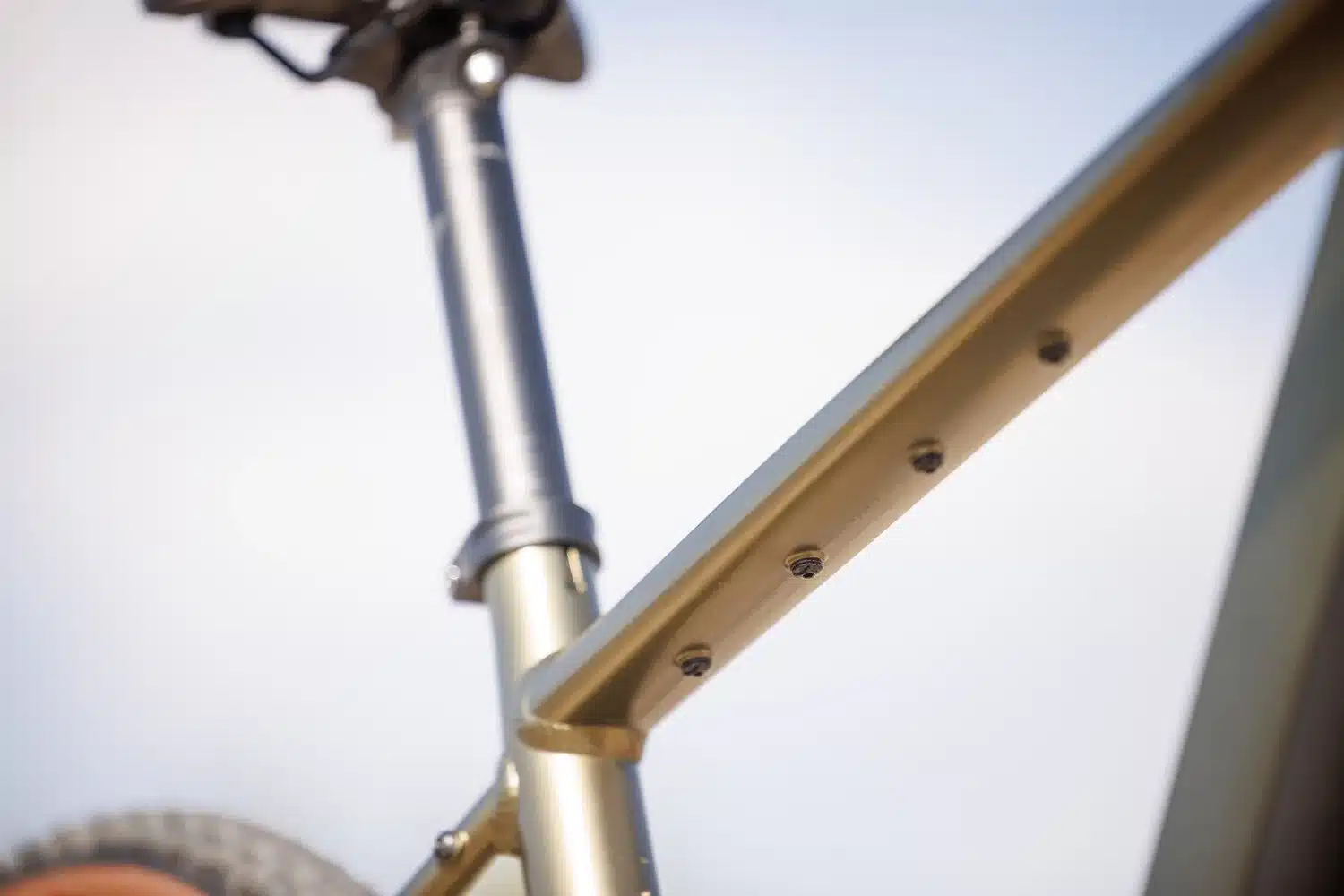 Nahaufnahme des Rahmens eines BULLS Grinder EVO SX 2025 Diamant E-Gravelbikes mit sichtbarer Sattelstütze und Befestigungspunkten für Zubehör.