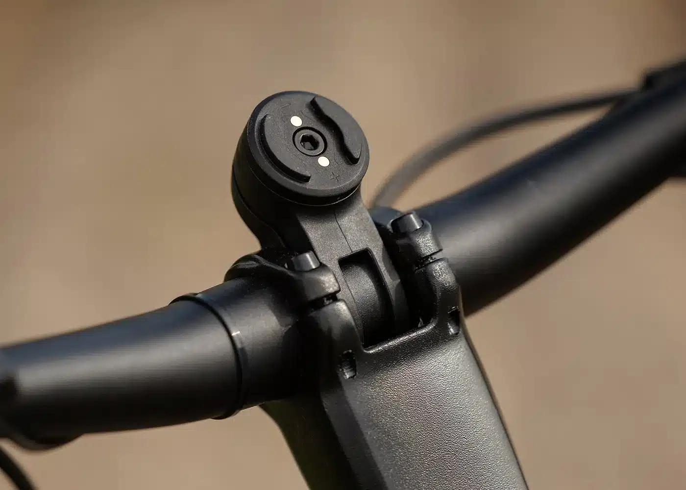 Nahaufnahme einer schwarzen MonkeyLink 2.0 Halterung, die an einem Fahrradlenker befestigt ist.