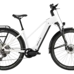 Weißes BULLS ICONIC EVO 2 2026 Trapez E-SUV mit Bosch Motor und Federgabel, seitenansicht.