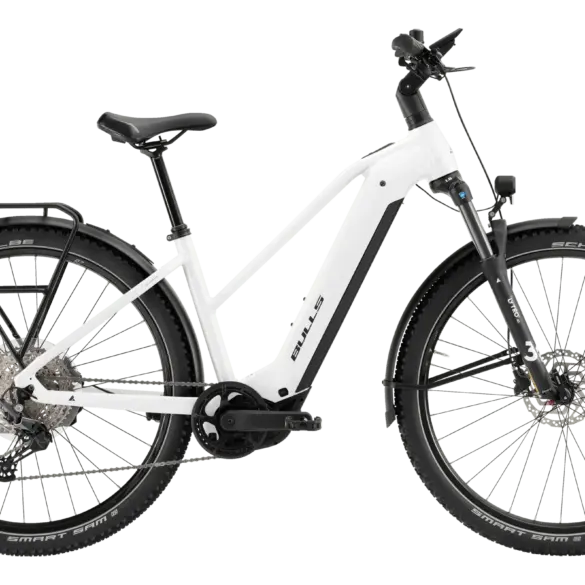Weißes BULLS ICONIC EVO 2 2026 Trapez E-SUV mit Bosch Motor und Federgabel, seitenansicht.