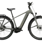 Seitenansicht eines grauen BULLS Iconic EVO Belt 2026 Wave E-Bikes mit Vollfederung und Gepäckträger.