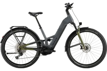 Graues BULLS Iconic EVO FS 2026 Wave E-Bike mit tiefem Einstieg, vollgefedertem Rahmen und breiten Reifen.