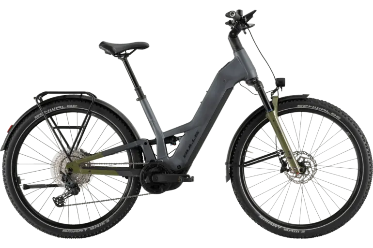 Graues BULLS Iconic EVO FS 2026 Wave E-Bike mit tiefem Einstieg, vollgefedertem Rahmen und breiten Reifen.