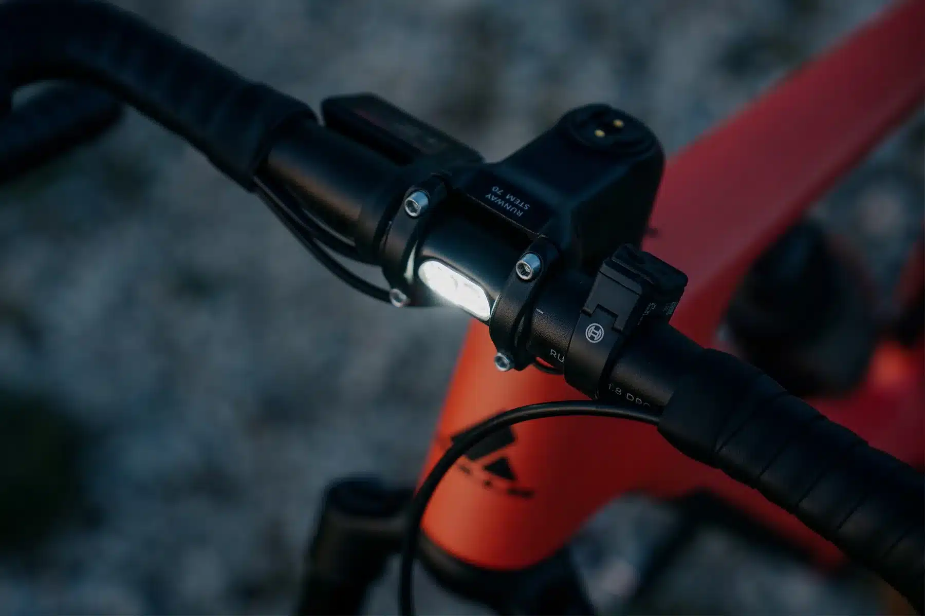 Detailaufnahme des Lenkers eines BULLS Machete EVO SX 1 E-Gravelbikes mit integriertem Scheinwerfer und Bosch-Logo