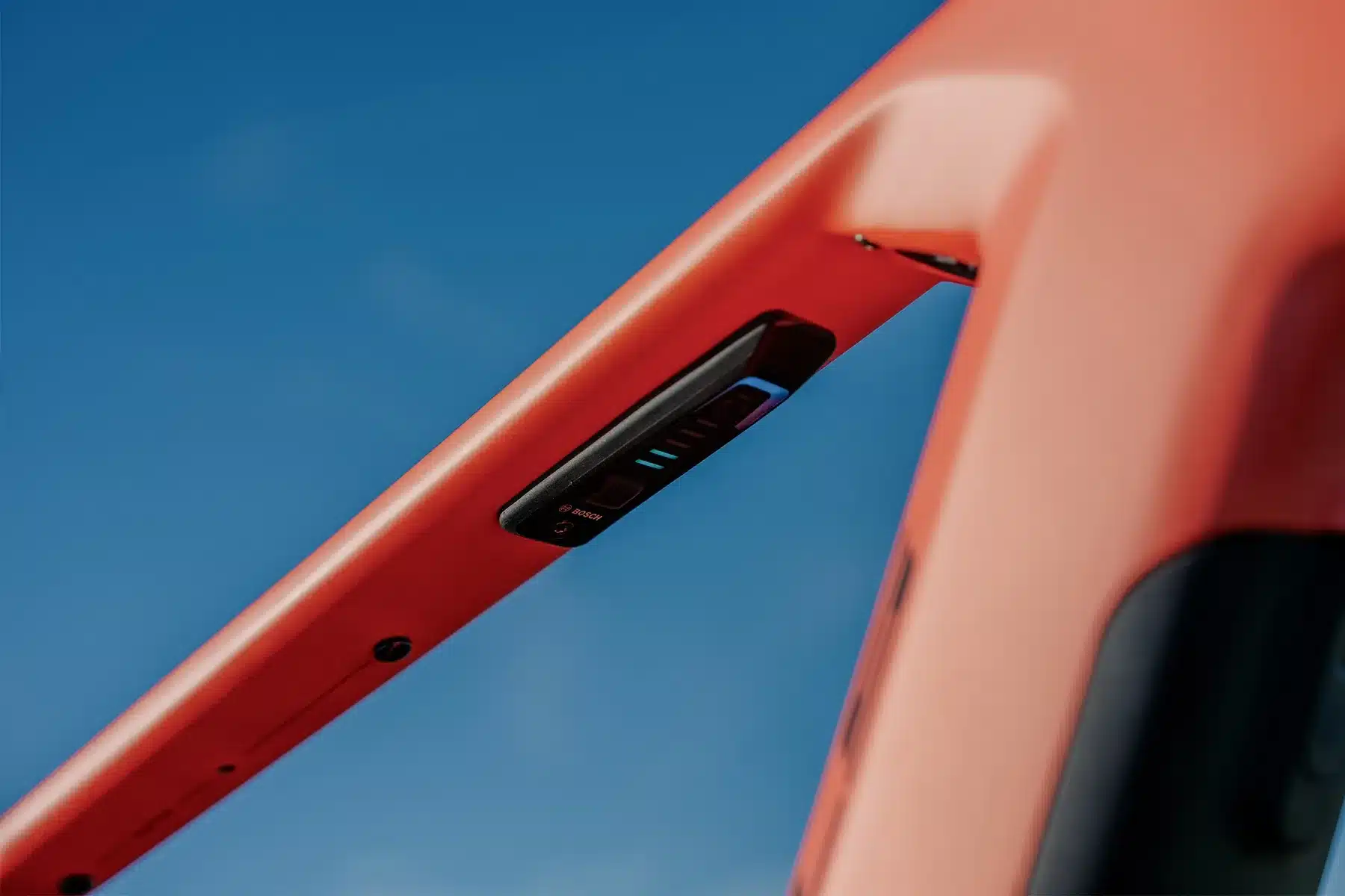 Detailansicht des BOSCH Akku-Statusindikators mit Ladebalken und BOSCH Logo am Rahmen eines BULLS E-Gravelbikes.