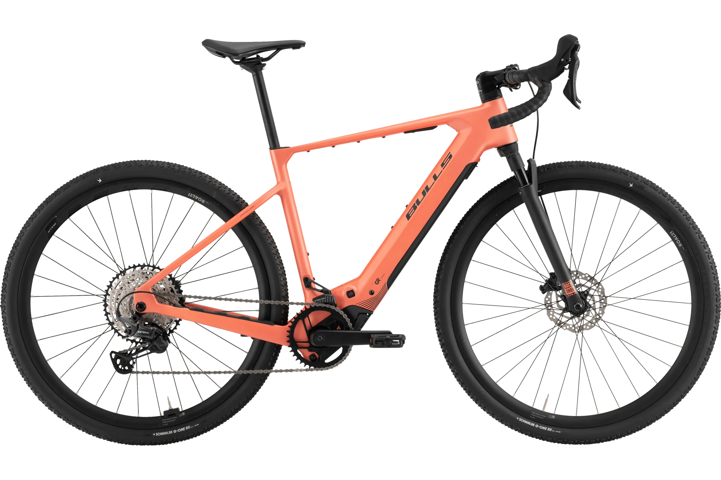 Orangefarbenes BULLS Machete EVO SX 1 E-Gravelbike mit schwarzen Reifen, Felgen und Federgabel. Das Fahrrad ist als Produktfoto isoliert auf einem grünen Hintergrund dargestellt.