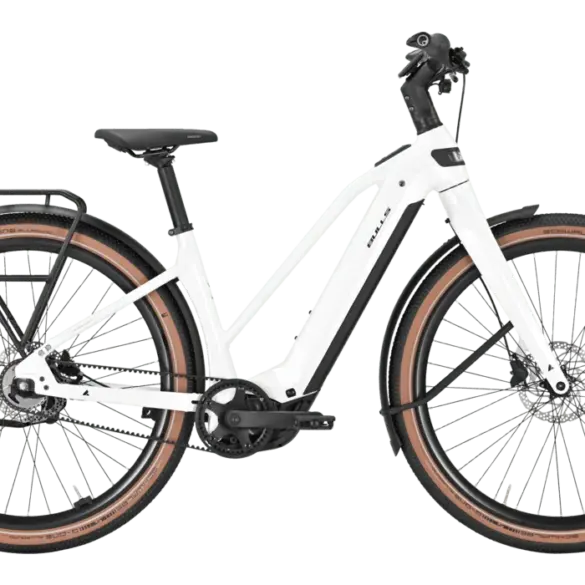 Seitenansicht eines weißen BULLS Machete EVO SX 2 E-Bikes mit schwarzem Gepäckträger und Schutzblechen.