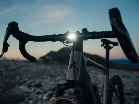 Vorderansicht des BULLS Machete EVO SX 2 E-Bikes, Fokus auf das Lenkerende mit dem integrierten Scheinwerfer und den Bedienelementen.