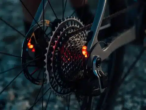 Nahaufnahme des Schaltwerks und der hinteren Bremsanlage eines BULLS Machete EVO SX 2 E-Bikes mit integrierten roten Rückleuchten.