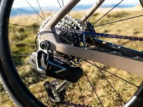 Nahaufnahme des Schaltwerks und der Kassette eines BULLS Machete EVO SX 2 Fahrrads mit SRAM Force XPLR AXS.
