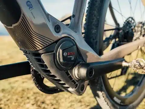 Detailansicht des E-Bike Motors Bosch Performance Line SX am Unterrohr eines BULLS Machete EVO SX 2 Fahrrads.