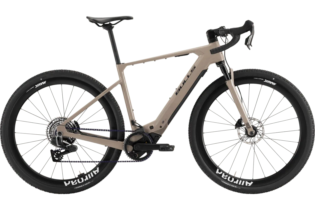Das BULLS Machete EVO SX 2 ist ein sandfarbenes E-Gravelbike mit Carbonrahmen, das für sportliche Fahrer konzipiert ist.