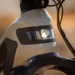 Vorderansicht des E-Mountainbikes BULLS Sonic AM 2 ABS mit Fokus auf das Steuerrohr und das integrierte Scheinwerfersystem.