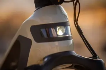 Vorderansicht des E-Mountainbikes BULLS Sonic AM 2 ABS mit Fokus auf das Steuerrohr und das integrierte Scheinwerfersystem.