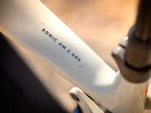 Detailaufnahme des Rahmens eines E-Mountainbikes mit der Aufschrift