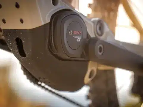 Nahaufnahme des Motors eines BULLS E-Mountainbikes mit der Aufschrift Bosch Performance Line CX.
