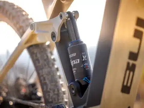 Detailaufnahme des Dämpfers und des Hinterbaus eines BULLS Sonic AM 2 ABS E-Mountainbikes.