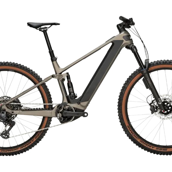 Das BULLS Sonic AM 4 ABS ist ein taupefarbenes E-Mountainbike mit Carbonrahmen und braunen Reifen, das auf einem neutralen grünen Hintergrund steht.