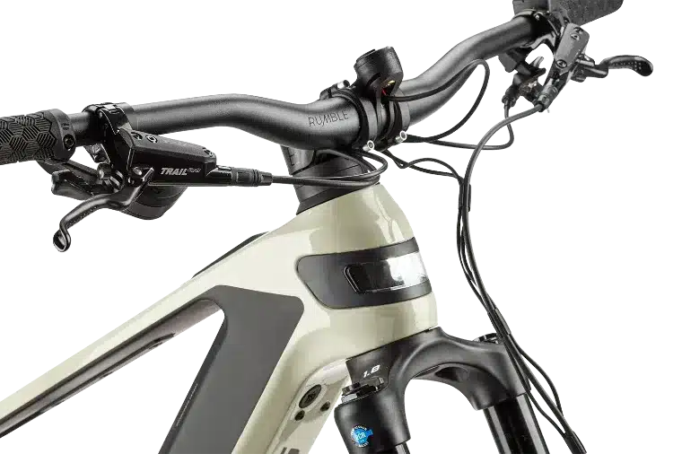 Nahaufnahme des Lenkers, der Magura Gustav Pro Bremsen und des Steuerrohrs eines BULLS Sonic AM 4 ABS E-Mountainbikes.