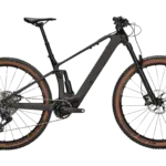 Seitenansicht des schwarzen BULLS Sonic AM-SX 2 E-MTBs mit voller Federung, Bosch SX Motor und Mavic Crossmax Laufrädern.