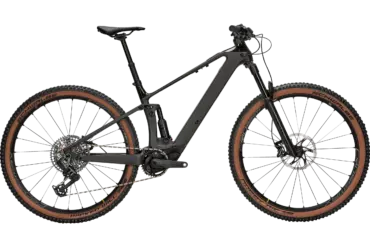 Seitenansicht des schwarzen BULLS Sonic AM-SX 2 E-MTBs mit voller Federung, Bosch SX Motor und Mavic Crossmax Laufrädern.