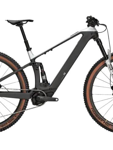 Seitenansicht des BULLS Sonic AM SX I 2024 E-Mountainbikes mit schwarzem Carbonrahmen, silberner RockShox Federgabel und braunen Reifen.