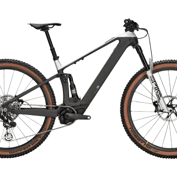 Seitenansicht des BULLS Sonic AM SX I 2024 E-Mountainbikes mit schwarzem Carbonrahmen, silberner RockShox Federgabel und braunen Reifen.
