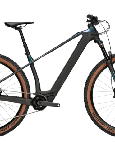 BULLS Sonic EVA SX 1 E-Mountainbike in Dunkelgrau mit braunen Reifen und silbernen Anbauteilen.