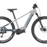 Graues BULLS TOKEE EVO SX 26 E-Mountainbike mit blauen Akzenten und Schwalbe Smart Sam Reifen.