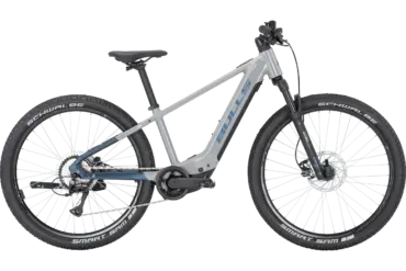 Graues BULLS TOKEE EVO SX 26 E-Mountainbike mit blauen Akzenten und Schwalbe Smart Sam Reifen.